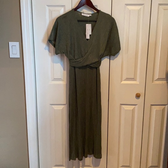NWT All in Favor crepe look olive green dress size medium polyester lined. - Picture 1 of 4
